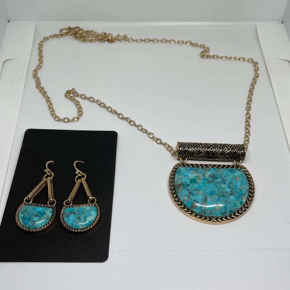 Blue Turquoise and Copper Necklace Set. The style is
chic and southwestern,